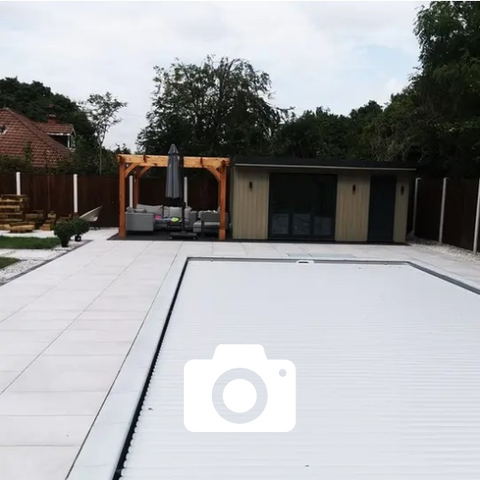 Porcelain tiles pool surround