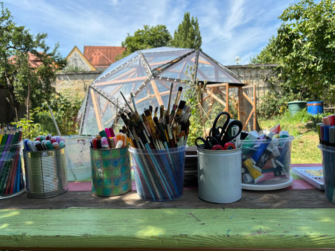 Kreative Events von Atelier-allesgemalt aus Eichstätt: Mal- und Kreativangebote für Firmen, private Feiern, Geburtstage, Teamevents, Junggesellinnenabschiede, Stammtische und Tage der offenen Tür, zum Beispiel im Kapuzinergarten Eichstätt. Die kreativen Veranstaltungen finden flexibel vor Ort oder im Atelier statt und sind individuell, experimentierfreudig und offen für neue Ideen gestaltet. Kreativität verbindet, entspannt und schafft unvergessliche Momente. Im Atelier-allesgemalt aus Eichstätt entstehen kreative Events, bei denen Menschen zusammenkommen, Neues ausprobieren und ihre eigene Ausdruckskraft entdecken dürfen. Ob beim Tag der offenen Tür im Kapuzinergarten Eichstätt, bei Firmenveranstaltungen, Teamevents, Geburtstagsfeiern, Junggesellinnenabschieden oder privaten Runden – jedes kreative Treffen wird individuell und mit viel Herz gestaltet.

Die kreativen Angebote finden flexibel vor Ort oder im Atelier statt und richten sich an alle, die Lust auf Farbe, Formen und gemeinsames Erleben haben – ganz ohne Leistungsdruck. Experimentierfreude, Offenheit für neue Ideen und die Freude am Gestalten stehen im Mittelpunkt. So entstehen nicht nur Bilder, sondern Erinnerungen, die bleiben – als besonderes Erlebnis, als Geschenk oder als inspirierende Auszeit vom Alltag.