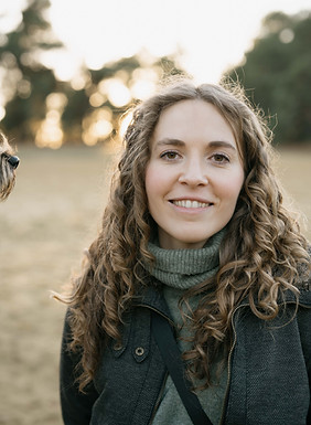 vrouw kijkt in lens