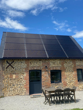 Panneaux photovoltaïques sur maison en pierre à L'aigle (61)