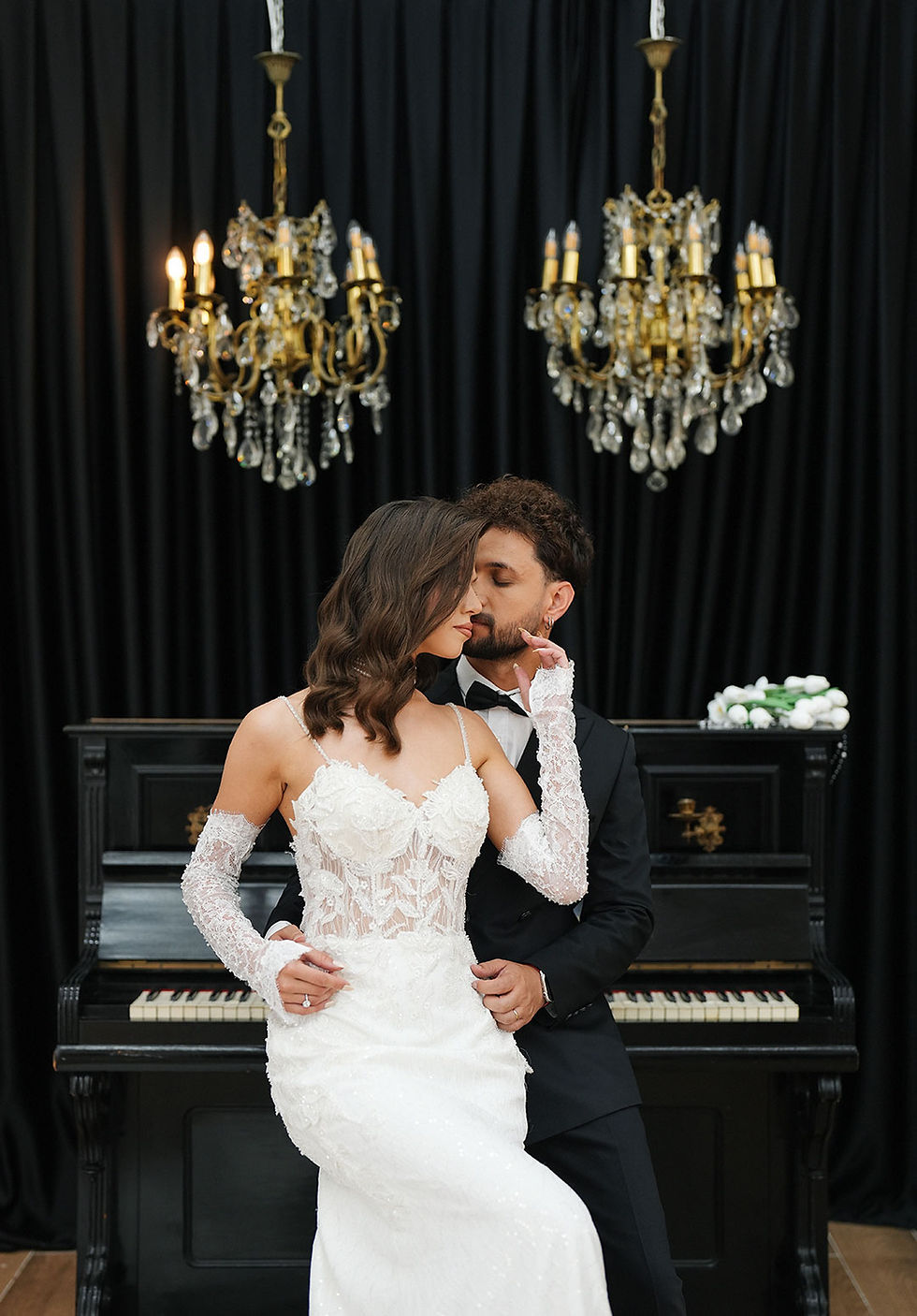 İstanbul Doğa Plato siyah piyano ve kristal avizelerin önünde gelin damat portresi