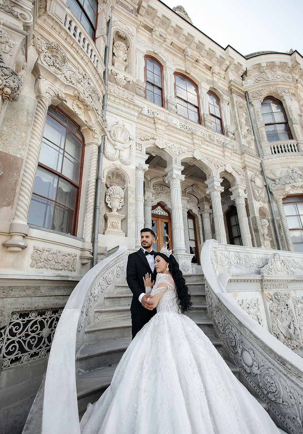 Küçüksu Kasrı merdivenlerinde gelin damat romantik düğün fotoğrafı