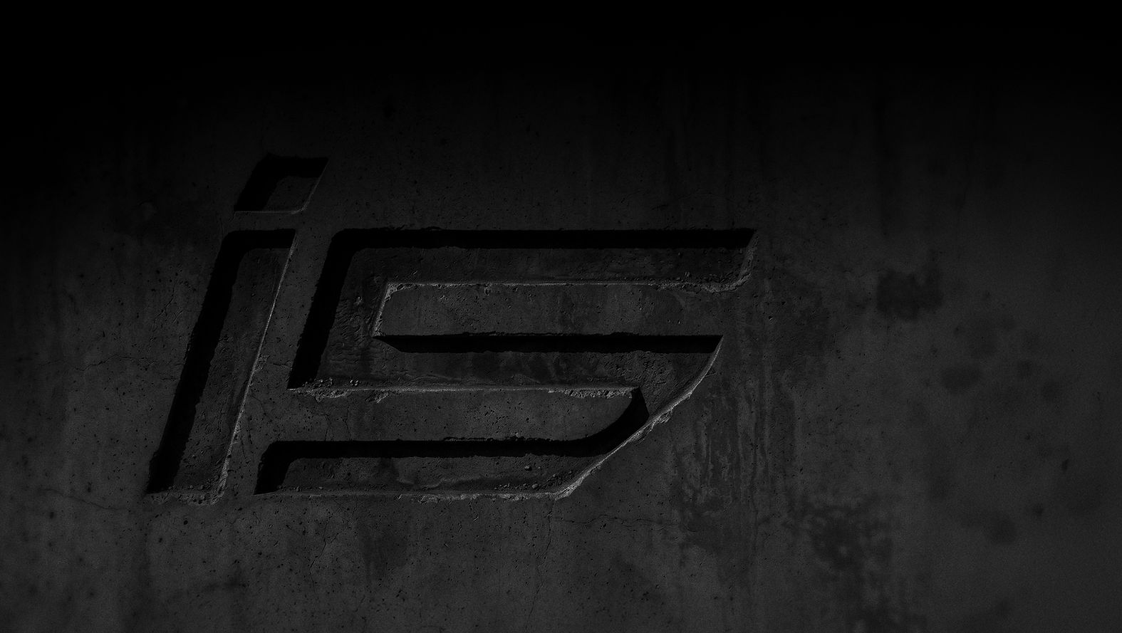 Logo i5 gravé sur fond sombre texturé