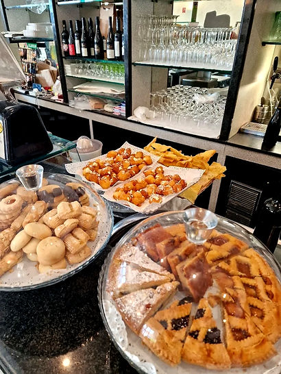 Foto Dolci fatti a mano esposti sul bancone del Bar