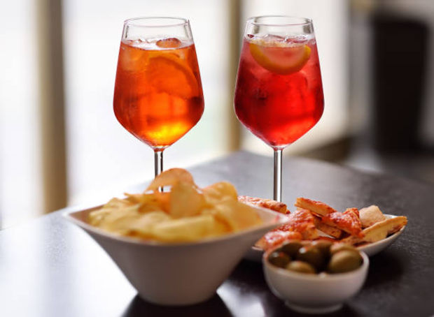 Foto degli Spritz fatti con Aperol o Campari insieme a stuzzichini