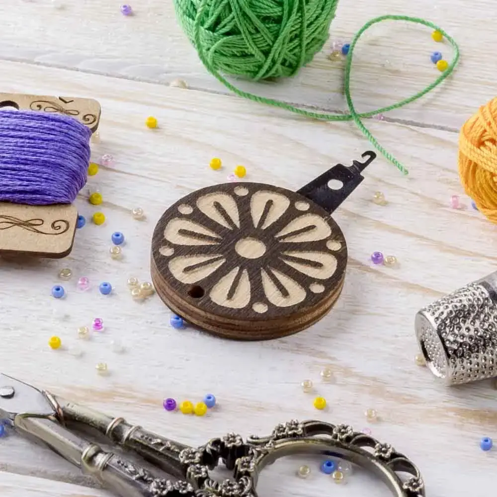 Enfile aiguille et son support Wonderlandcrafts.