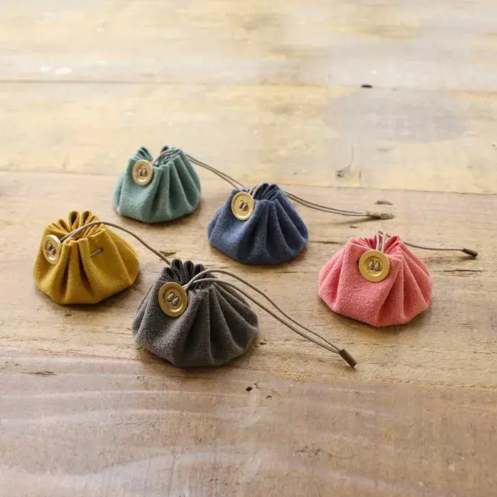 Miniature : COLORIS DISPONIBLES coffret Cohana composé de mini ciseaux Seki et d'un sac à cordon, dans le coloris jaune ocre.