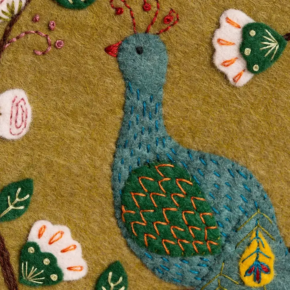 Miniature : paon du Kit de broderie sur feutre et appliqués "Paon flamboyant" Corinne Lapierre