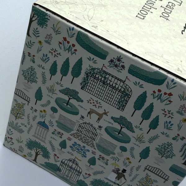 Miniature : côté du carton d'emballage de Théière coussin pique épingles Jane Austen par Riley Blake designs.
