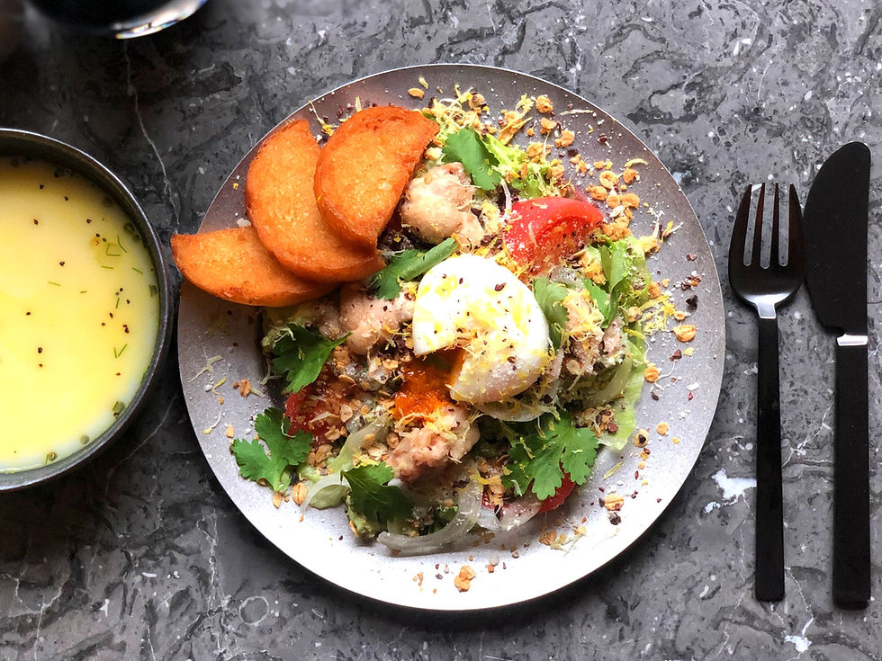 KAMIYAMAチキンサラダ ¥950 KAMIYAMA chicken salad 高たんぱく低カロリーをベースに 「神山鶏」のせせり、「日本一こだわり卵」、アボガド、神バナナをたっぷり使用した栄養満点のサラダランチ。 スープとパンが付いています。