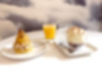 Poire pochée montée sur biscuit crèe d'amande, ganache chocolat