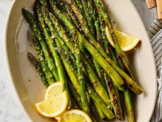 Fırında 15 dakikada hazırlanan kolay ve lezzetli kuşkonmaz tarifi. Yumuşak, sulu ve hafifçe kızarmış kuşkonmazla bahar sofralarınızı şenlendirin.