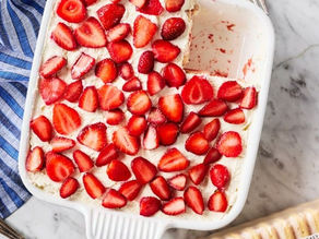 Ev yapımı çilek şurubu, taze çilekler ve mascarpone kremasıyla hazırlanan bu fırınsız çilekli tiramisu tarifi yaz aylarının en ferahlatıcı ve pratik tatlılarından biridir.