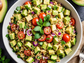Bulgur ve avokadonun birleştiği, hem besleyici hem de hafif bu salata tarifiyle sofralarınızı renklendirin! Bulgurlu avokado salatası nasıl yapılır, püf noktaları ve adım adım yapılışı burada!Bulgurlu Avokado Salatası
