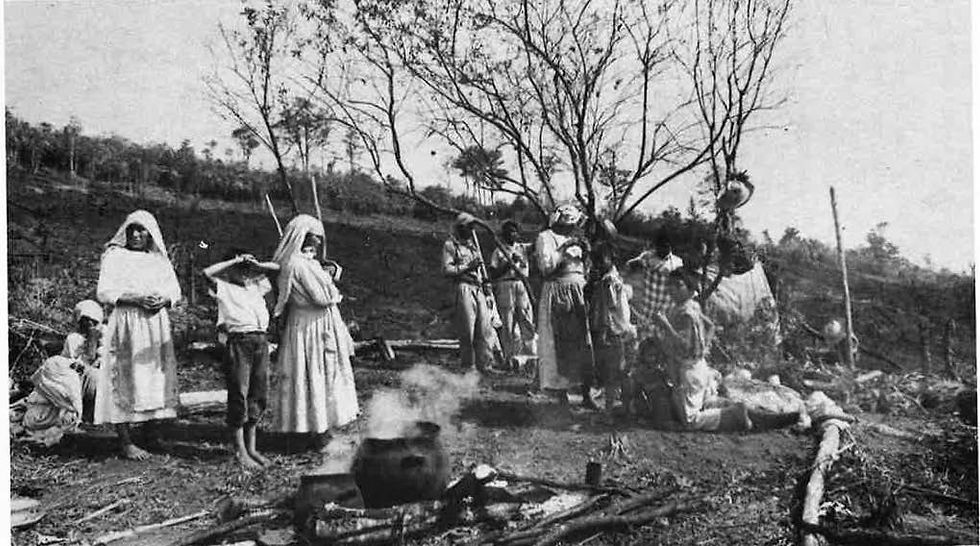 La cocina de una compostura documentada en Hijos del copal y la candela de Anne Chapman. Fotografía tomada en 1965; el cántaro grande contiene un guajolote y el pequeño un pollo.