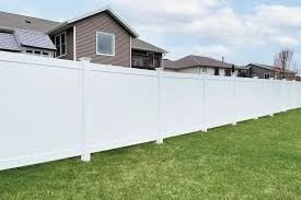 Wood vs. Vinyl Fencing in Lincoln, NE: Which Is Right for You?