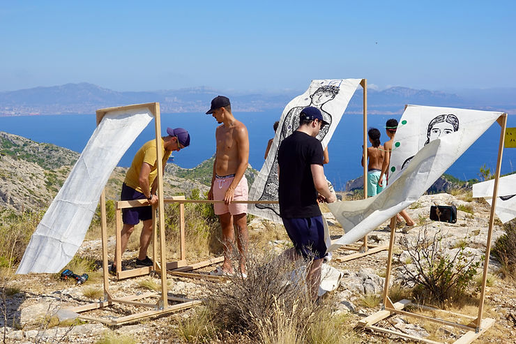 Installation réalisée en co-création par les jeunes du Contact Club et les artistes Tom Geleb et Pierre Malma.