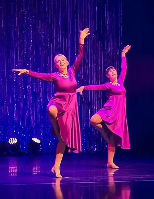 2-dancers-in-ballet-pose-BFn_8607-cb-a.webp