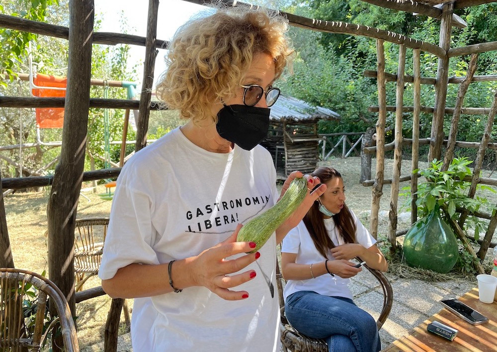 Alessandra Balduccini e Marianna D'Auria presso l'azienda agricola biologica DAMA