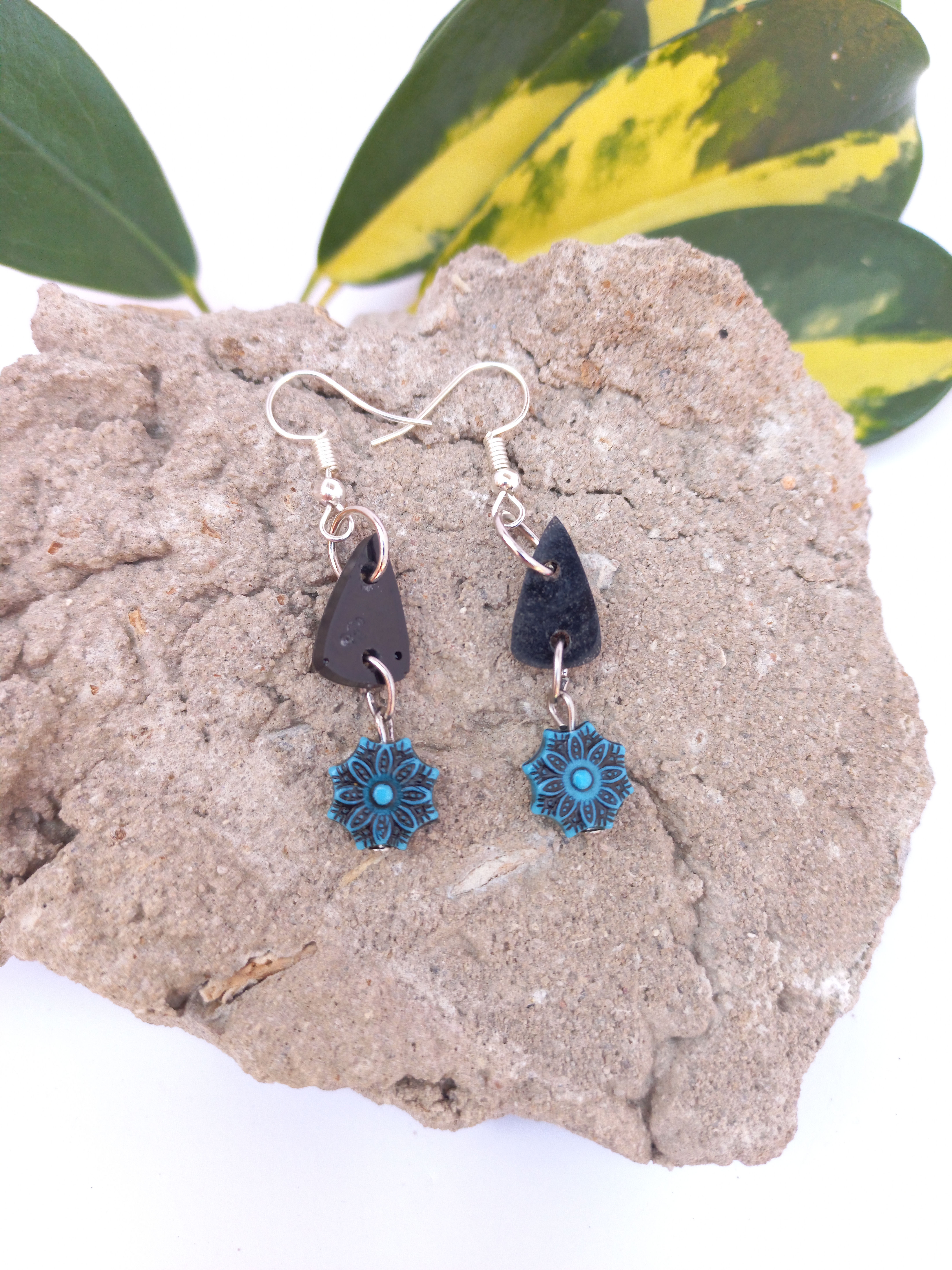 Hanging Earrings (black and blue)