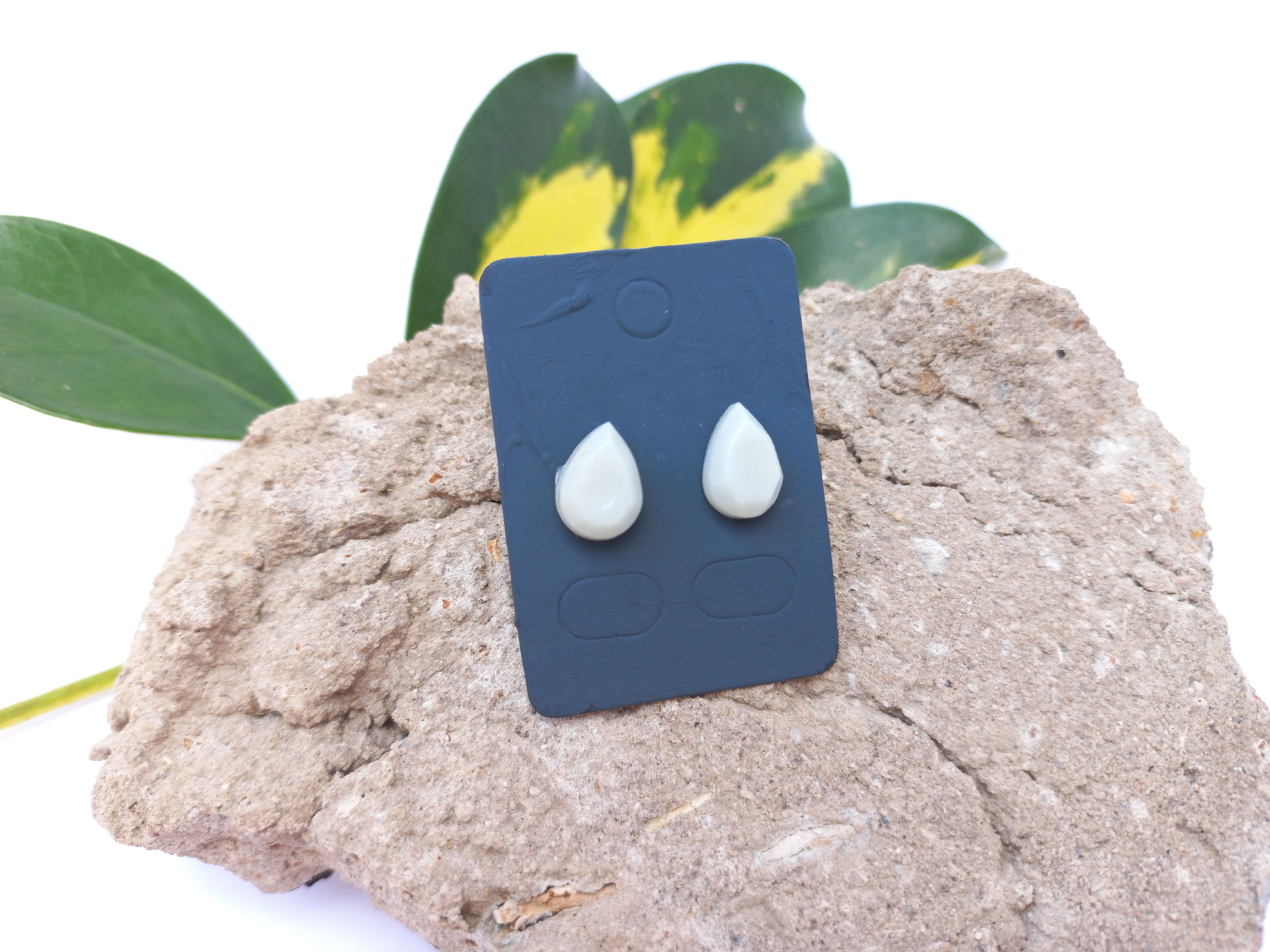 Resin Earrings (studs) 1 set (grey)