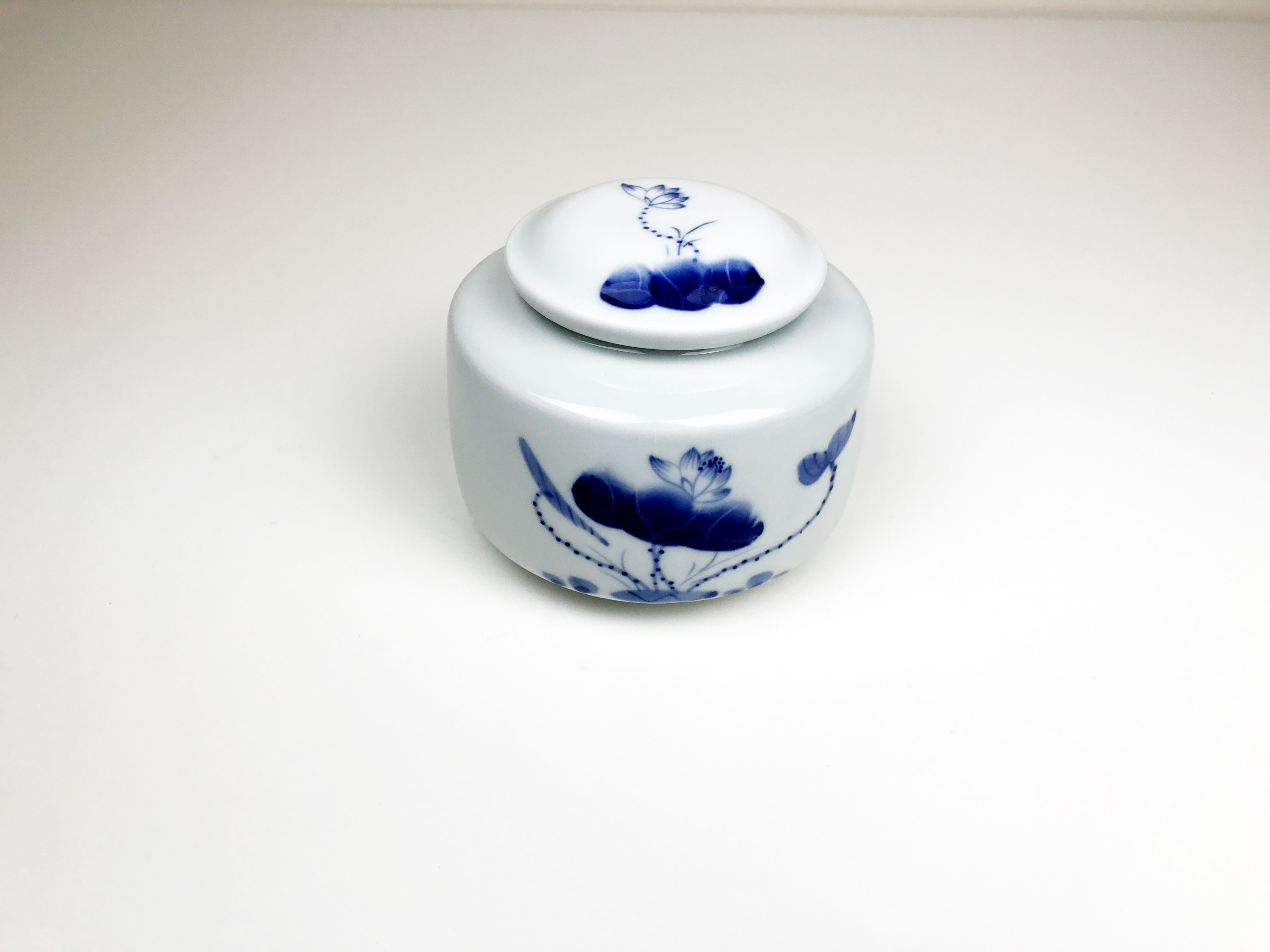Chinese Tea Container – “Lotus on a Rainy Day” 茶叶罐 “雨荷”