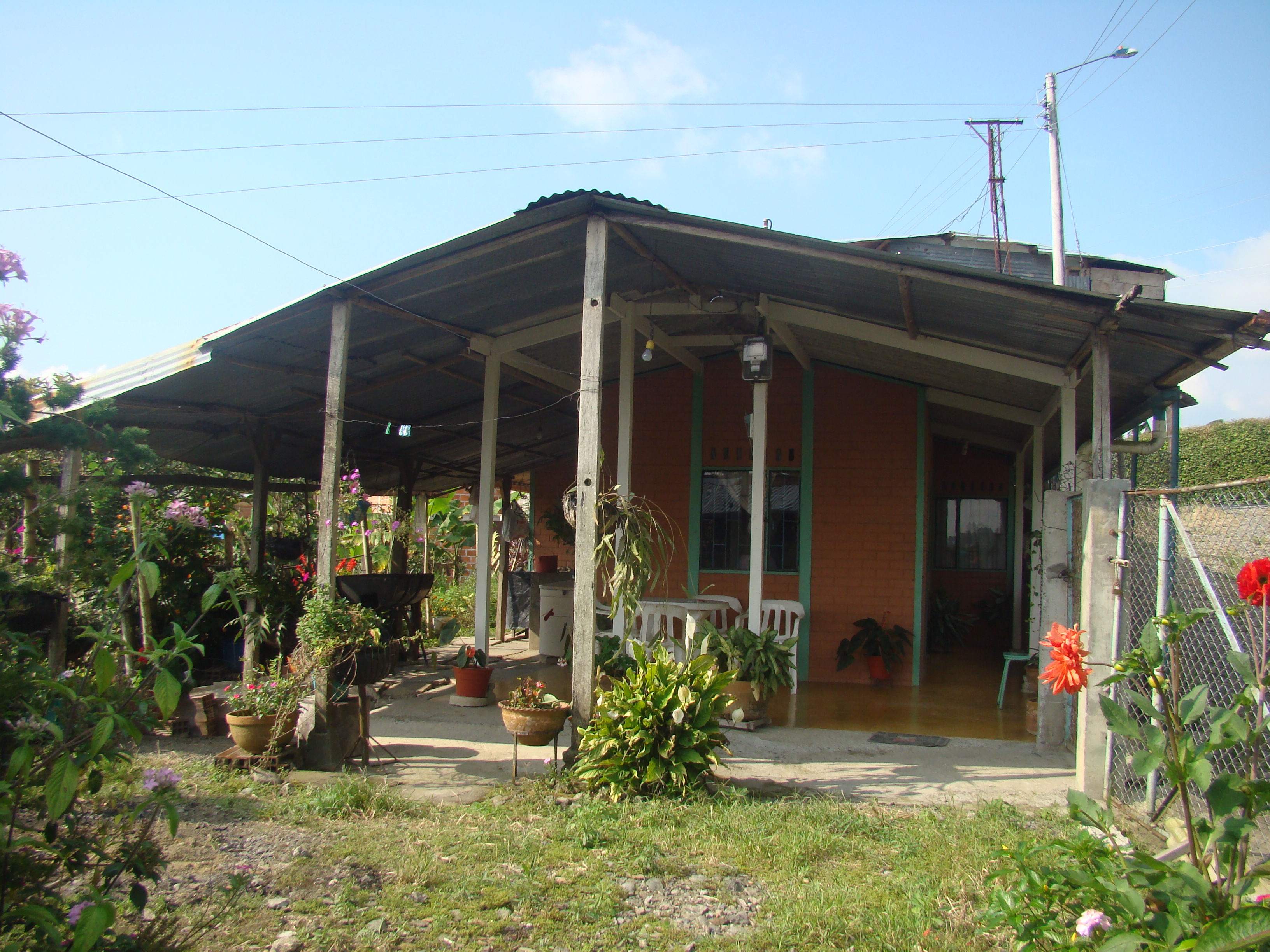 Vendo o permuto finca pequeña por casa sub urbana en Pereira