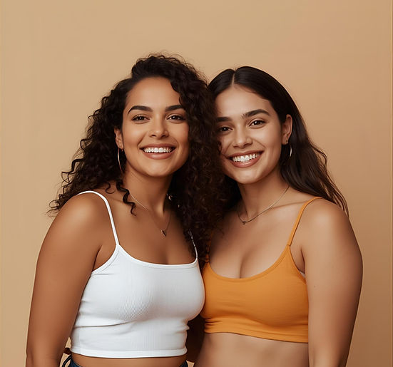 Dos mujeres jóvenes sonriendo, felices luego de hacer tratamientos de estética integral en Clínica Trevi en Chamberí