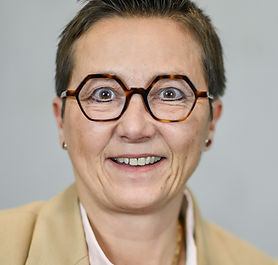 Mariée et mère de sept enfants maintenant jeunes adultes, j’habite Cossonay depuis près de trente ans. Après avoir été conseillère communale puis Présidente du Conseil, j’occupe la fonction de Municipale depuis 2021 et de Vice-syndique depuis 2023. Je m’investis particulièrement dans la création de services de proximité, et dans la promotion d’une vie culturelle, associative et sportive dynamique pour les enfants, les familles et les seniors, à travers des actions concrètes.