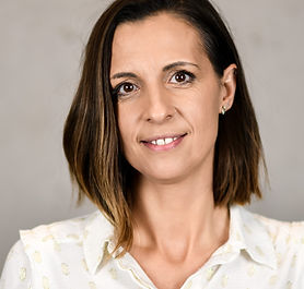  Issue du sport de haut niveau, mon parcours est profondément marqué par les valeurs de l’engagement, du respect, du travail et de l’esprit d’équipe.
Ancienne joueuse professionnelle de volleyball et de beachvolley, j’ai eu l’honneur d’être capitaine de l’équipe nationale, avec laquelle j’ai remporté de nombreux titres et participé à de nombreuses compétitions internationales.
D’origine hongroise, je suis arrivée en Suisse il y a 14 ans grâce au volleyball, après avoir été recrutée par le VBC Cossonay, club dans lequel j’ai évolué durant six saisons et ou je suis responsable et entraîneur de l’équipe Kids. Cossonay est bien plus qu’un lieu de vie pour moi  c’est un retour aux sources, un point de départ et un véritable point d’ancrage pour ma famille.
Diplômée en management du sport et en premiers secours, j’ai travaillé 14 ans pour plusieurs communes vaudoises dans le domaine du sport. Aujourd’hui, je suis responsable des piscines de Vevey–Corseaux Plage pour la Ville de Vevey, où j’assure la gestion technique la supervision financière, la coordination des équipes, la sécurité et la qualité des prestations offertes aux usagers. 
Je me définis comme une personne ouverte, conviviale et souriante, qui apprécie profondément le contact humain.
Aujourd’hui, je suis épanouie dans mon travail comme dans ma vie de famille, aux côtés de mon conjoint Arnaud et de nos deux enfants, Nolan et Chloé.

