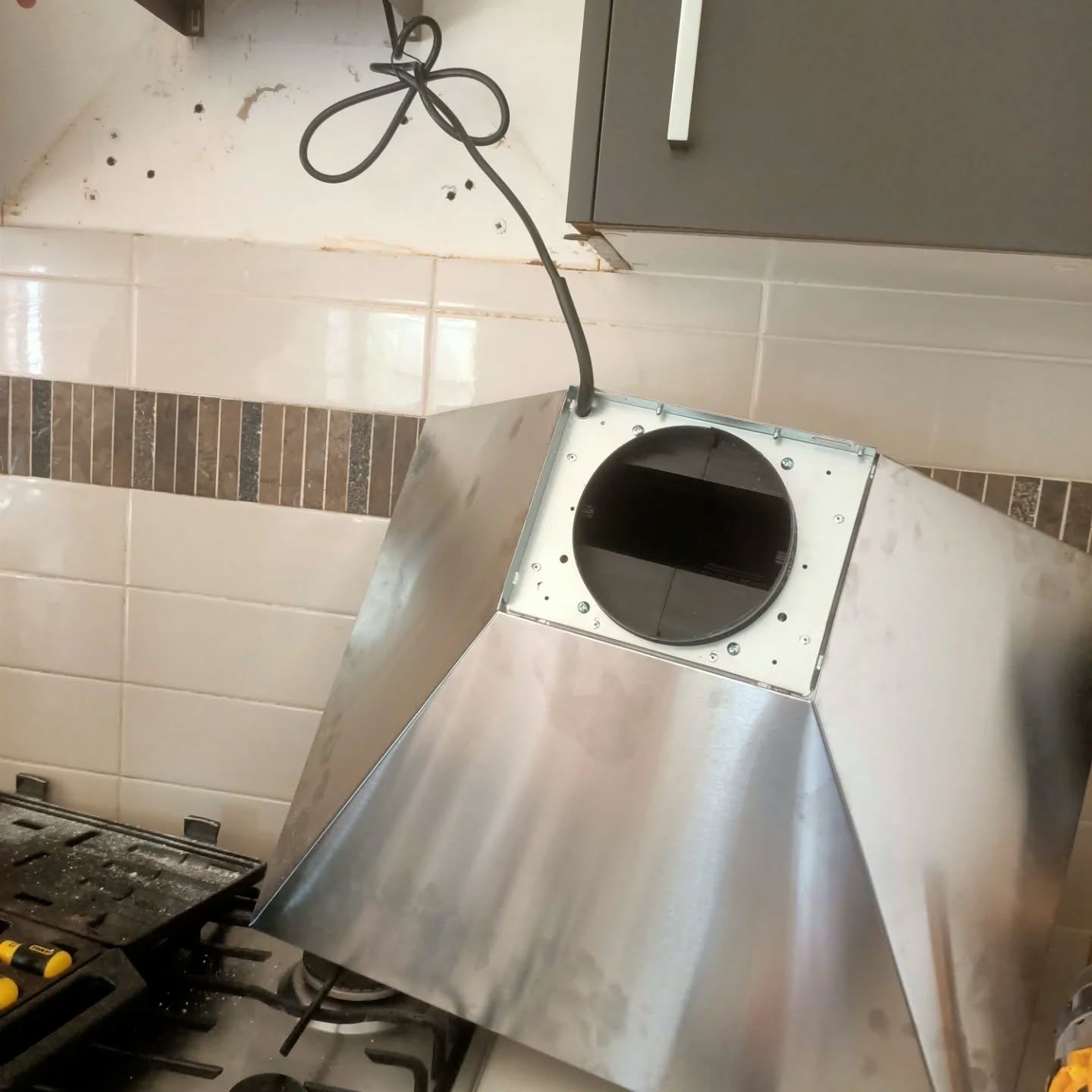 Extraction, new Installation of RangeHood and removal of broken old range hood