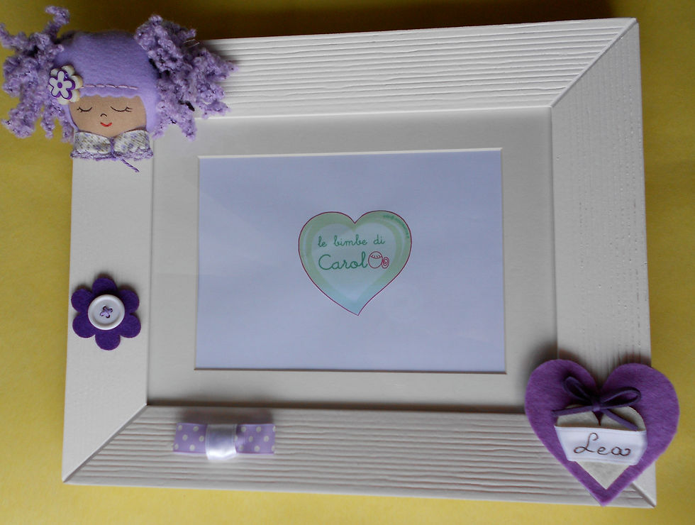 cornice con "faccina" e nome