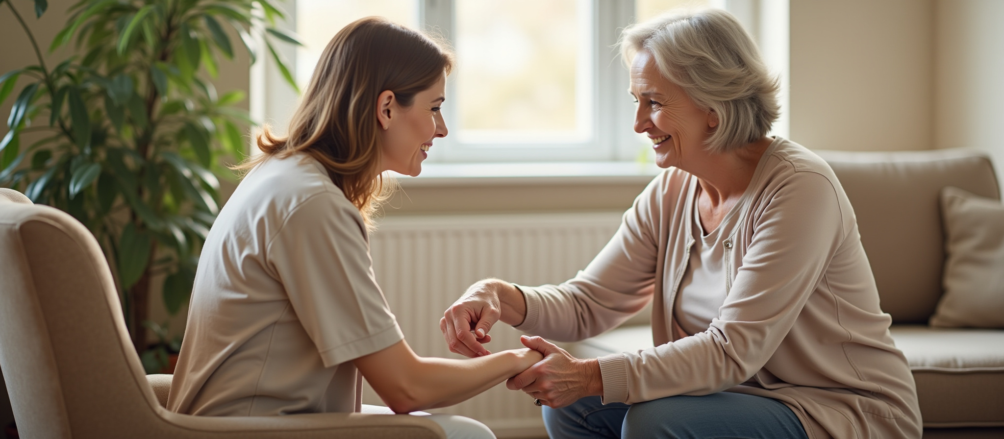 Jüngere Frau tröstet ältere Frau, Hände haltend und lächelnd
