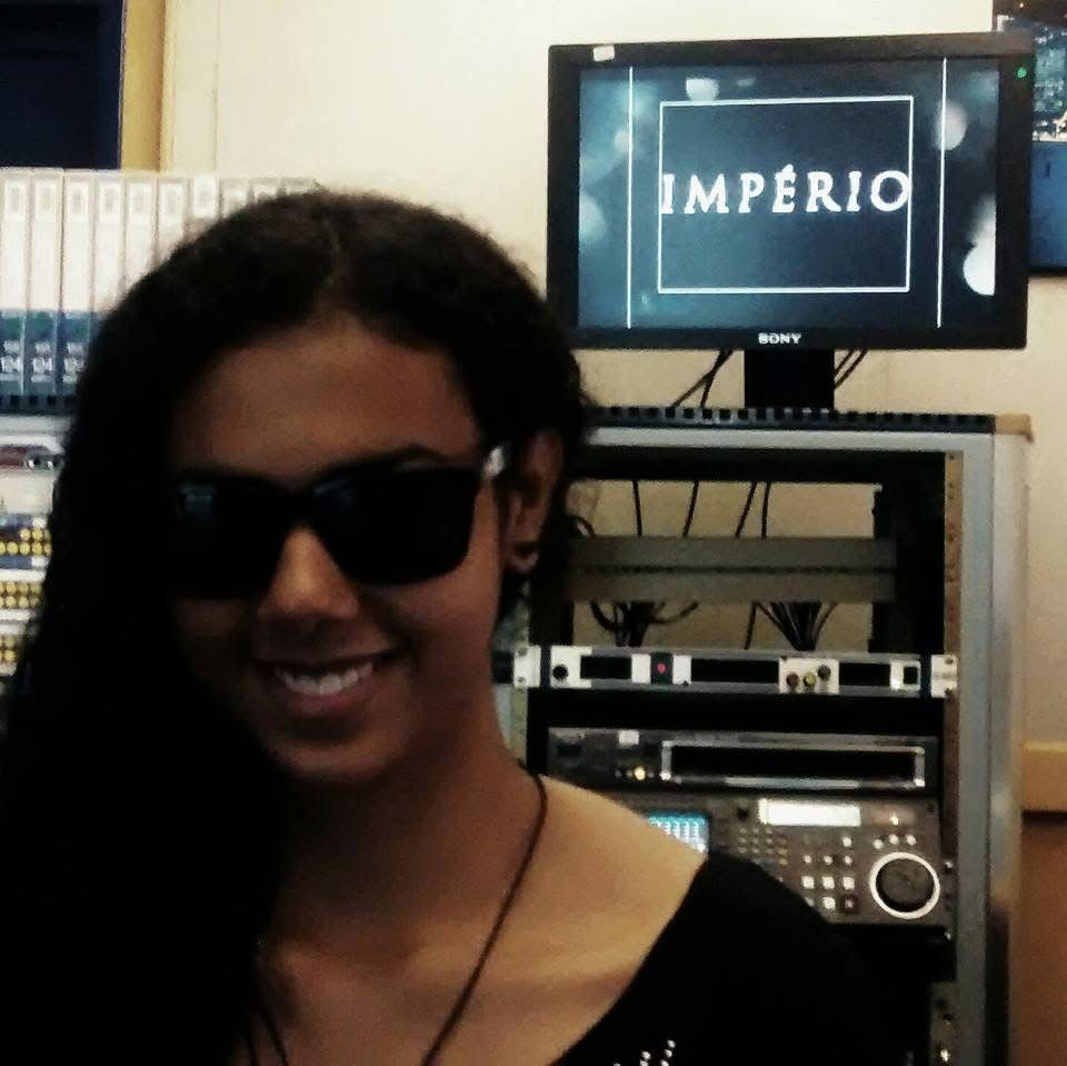 Novela Império, Rede Globo. (edição online).
Obs: os óculos eram por causa das olheiras profundas.