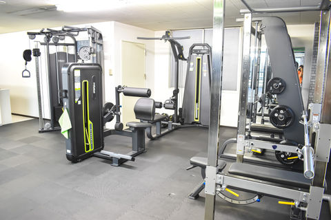 ジムの筋トレマシンが写っている