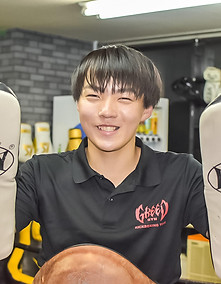 男性が笑っている