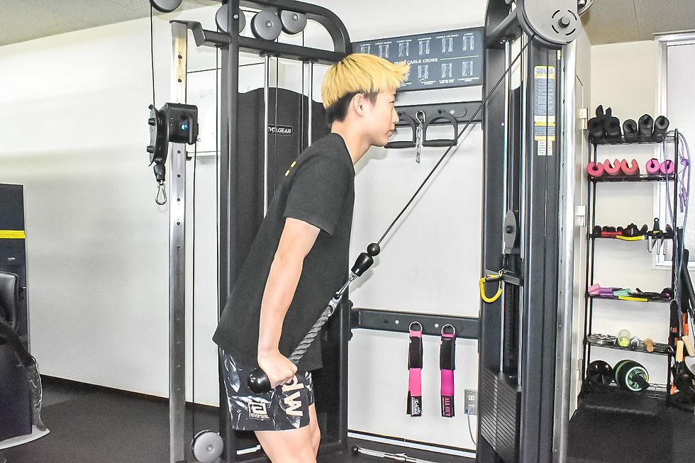 男性が筋トレをしている