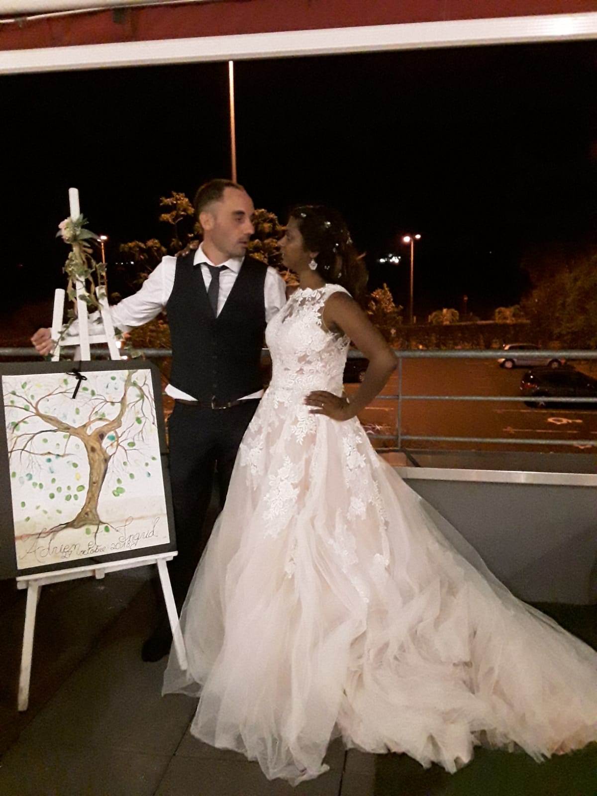 Les mariés avec leurs cadeau