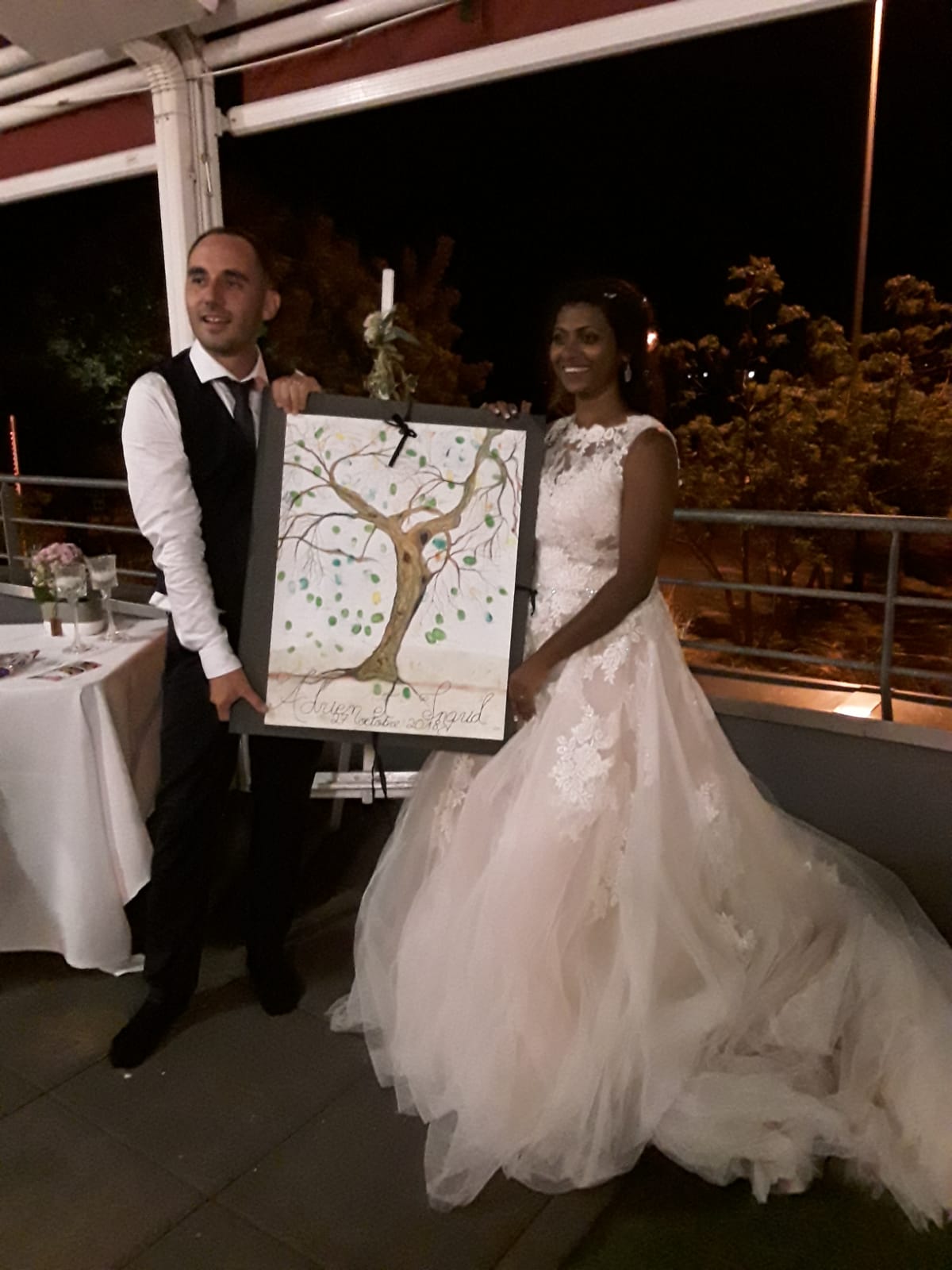 Les mariés avec leurs cadeau