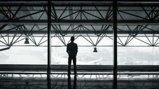 Homme seul dans un Terminal d'aéroport