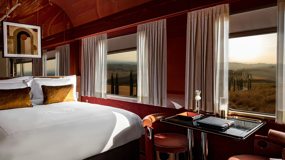 Blick in eine elegante Zugkabine des La Dolce Vita Orient Express mit großen Fenstern und freier Sicht auf die vorbeiziehende italienische Landschaft im Rahmen der Grand Tour durch Italien.