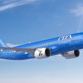 Eine ITA Airways Maschine im Flug vor klarem Himmel zum Beitritt der Airline als 26 Mitglied der Star Alliance im Jahr 2026.