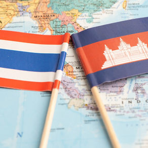 Die Flaggen von Thailand und Kambodscha nebeneinander vor der Weltkarte, Symbol für den Grenzkonflikt zwischen beiden Ländern.