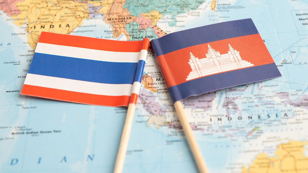 Die Flaggen von Thailand und Kambodscha nebeneinander vor der Weltkarte, Symbol für den Grenzkonflikt zwischen beiden Ländern.