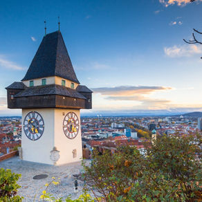 Blick über die Grazer Altstadt mit ihren markanten Dächern und historischen Gebäuden. Die steirische Landeshauptstadt steht im Fokus der angekündigten Änderungen bei der Flugverbindung zwischen Graz und Wien.