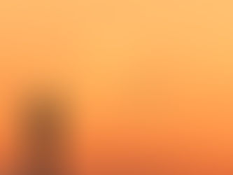 Flughafentower im Vordergrund während im Hintergrund ein Flugzeug auf der Startbahn abhebt