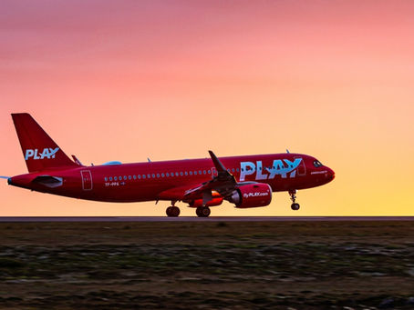 Nachricht über die isländische Airline PLAY die ihren Flugbetrieb einstellt, einschließlich Informationen zu gestrichenen Flügen, Fokus auf Europa und wirtschaftlichen Problemen der Airline