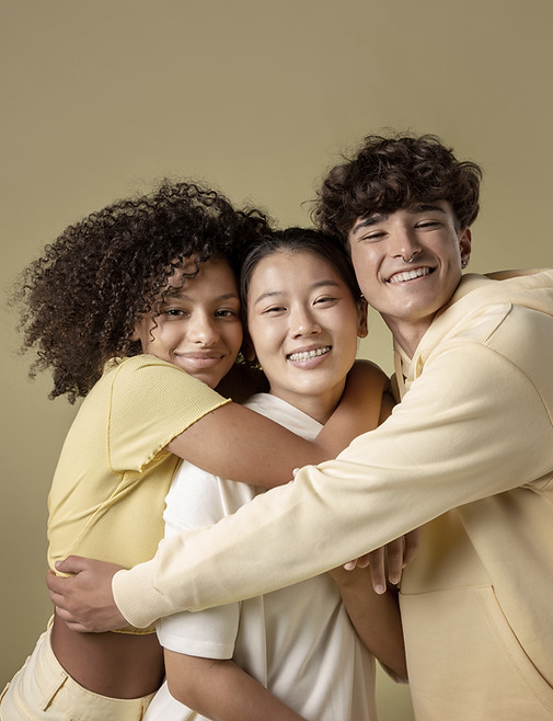 adolescentes-abraçados-a-sorrir