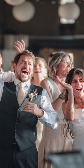 Les mariés célèbrent leur entrée dans la salle avec leurs invités.