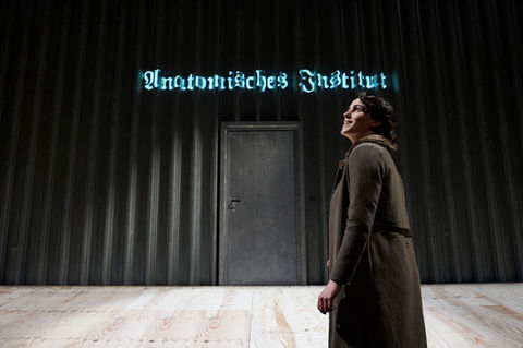 Meine Theaterfotografie destilliert die Essenz der Aufführung auf den Punkt. Sie fängt die magischen Momente ein und lässt die Aura jeder Szene lebendig werden. Mit fein gespürter Ästhetik verwandle ich flüchtige Momente in bleibende Kunstwerke.